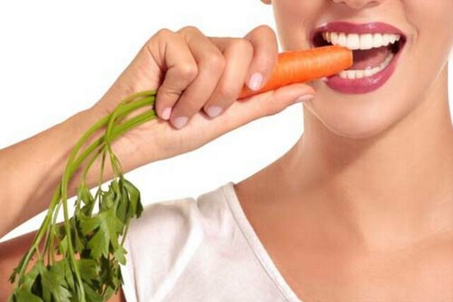 La chica come zanahorias crudas