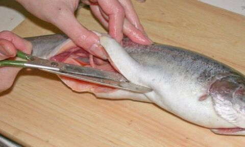 Cortar el pescado con cuidado en una tabla de cortar personal puede prevenir infecciones parasitarias