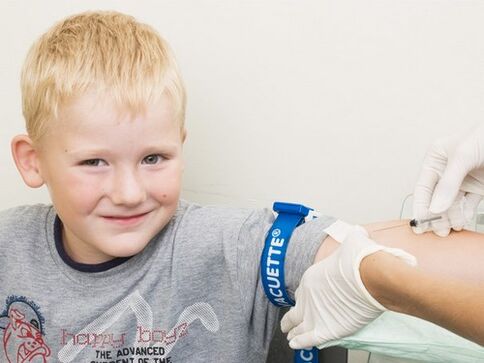 Si se sospecha una infección parasitaria, los niños donan sangre para su análisis.